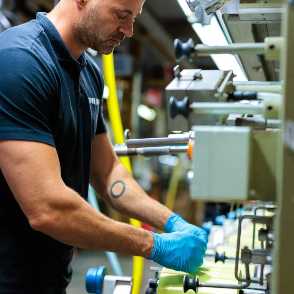 Mederwerker in de spinnerij